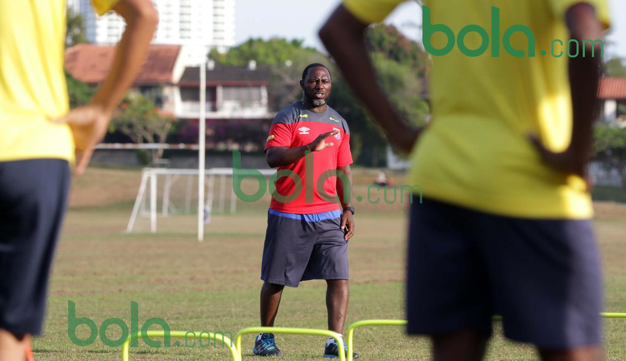 Pelatih Jacksen F.Tiago memberi instruksi kepada pemain Penang FA saat latihan di Lapangan USM, Penang, Malaysia, Minggu (31/01/2016). (Bola.com/Nicklas Hanoatubun)