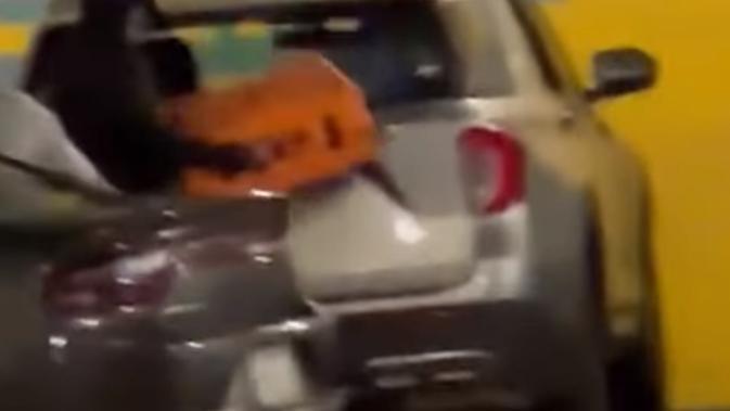 <p>Video viral perampokan mobil WNI di luar negeri.</p>