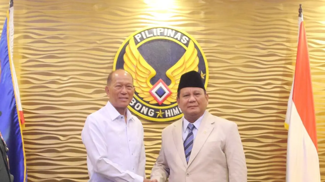 Menhan RI, Prabowo Subianto bersama dengan Menhan Filipina Delfin N. Lorenzana.