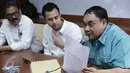 Raffi Ahmad (tengah) saat mendengarkan keterangan pers dari perwakilan PWI di Gedung Dewan Pers, Jakarta, (4/11/2015). Sebelumnya Raffi telah meminta maaf secara live dalam sebuah program acara. (Liputan6.com/Herman Zakaria)