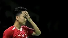 Ekspresi kekecewaan Anthony Sinisuka Ginting saat berhadapan dengan pebulutangkis Denmark, Viktor Axelsen, pada semifinal Indonesia Masters 2022 di Istora Senayan, Jakarta, Sabtu (11/6/2022). (Bola.com/Ikhwan Yanuar Harun)