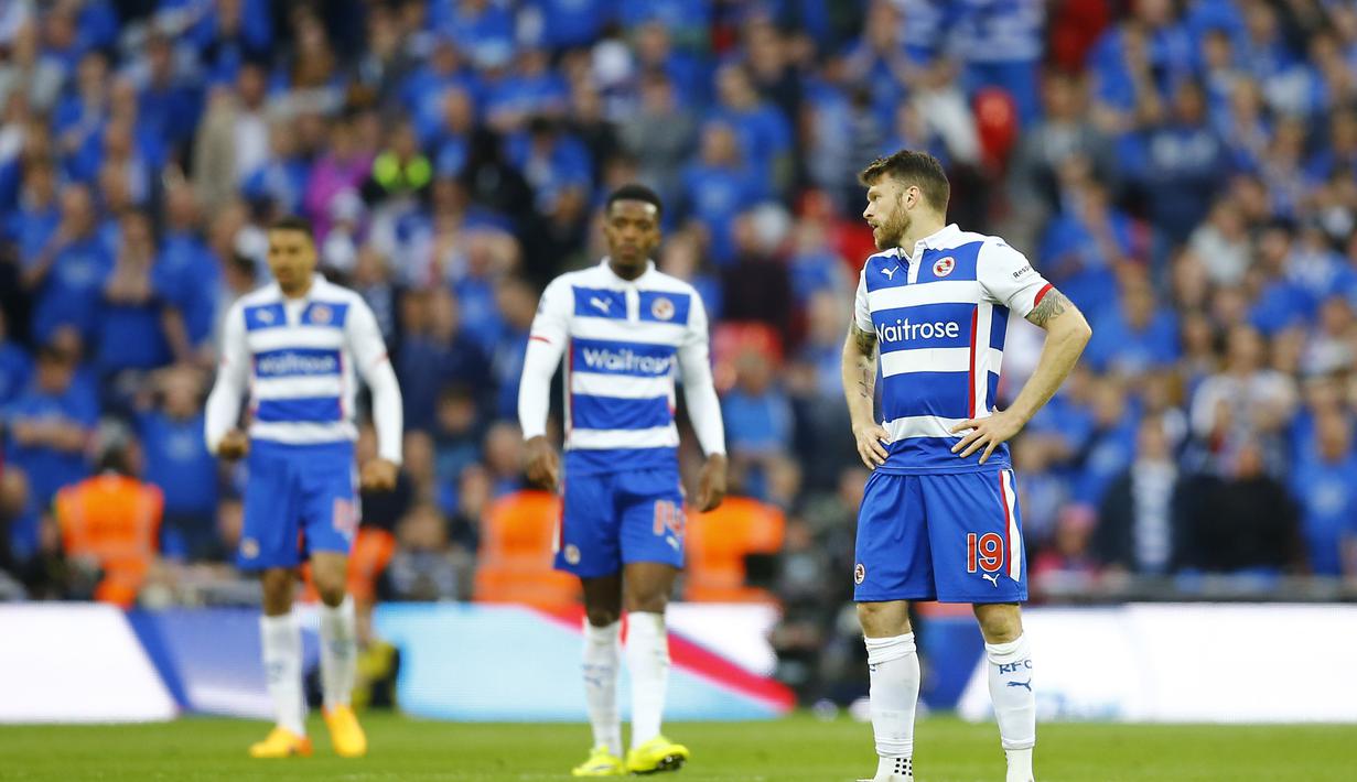 Pemain-pemain Reading tampak lesu usai timnya kebobolan dua kali