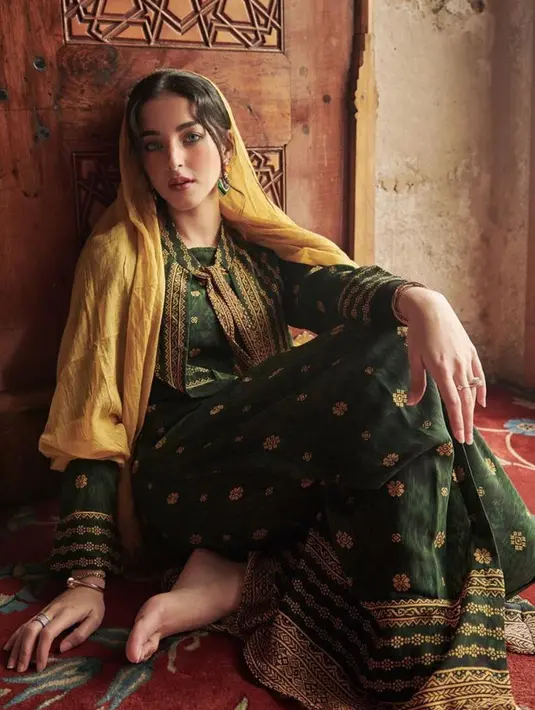 Tampil cantik bak princess dari Timur Tengah ini juga dapat kamu jadikan fashion pilihanmu saat di Turki, lho. Warna kuning dan hijau juga dapat kamu jadikan referensi outfit sahabat fimela.(Instagram/tasyafarasya)