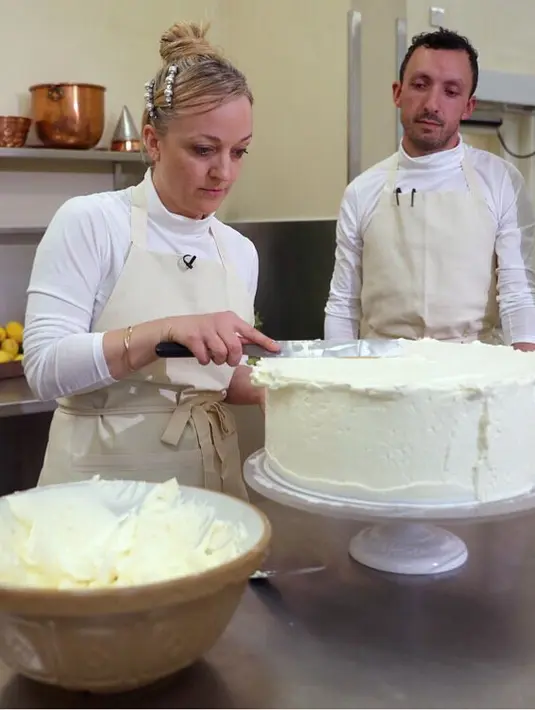 Nah untuk yang satu ini, tertuliskan keterangan foto yang diunggah Instagram Kensington Royal bahawa wanita ini tengah menghias kue pengantin berwarna putih. Nampaknya akan hadir kue pengantin cantik nantinya. (Instagram/kensingtonroyal)