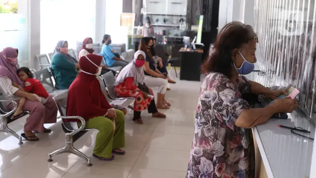 FOTO: Tahun Ajaran Baru, Pegadaian Ramai Diserbu Warga