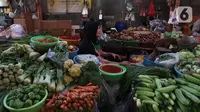 Pedagang sayuran menunggu pembeli di sebuah pasar di Jakarta, Rabu (1/4/2020). Badan Pusat Statistik (BPS) mengumumkan pada Maret 2020 terjadi inflasi sebesar 0,10 persen, salah satunya karena adanya kenaikan harga sejumlah makanan, minuman, dan tembakau. (Liputan6.com/Angga Yuniar)