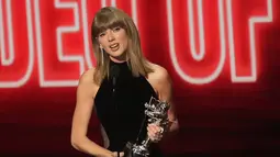 Taylor Swift menerima penghargaan saat MTV Video Music Awards (VMAs) 2026 di Peacock Theater, Los Angeles, Amerika Serikat, Minggu (27/9/2026) waktu setempat. Swift mencetak sejarah sebagai artis dengan jumlah penghargaan VMA terbanyak setelah menerima sejumlah penghargaan pada malam tersebut. (AP Photo/Chris Pizzello)