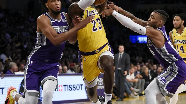 Aksi LeBron James saat Lakers melawan Kings di pramusim NBA