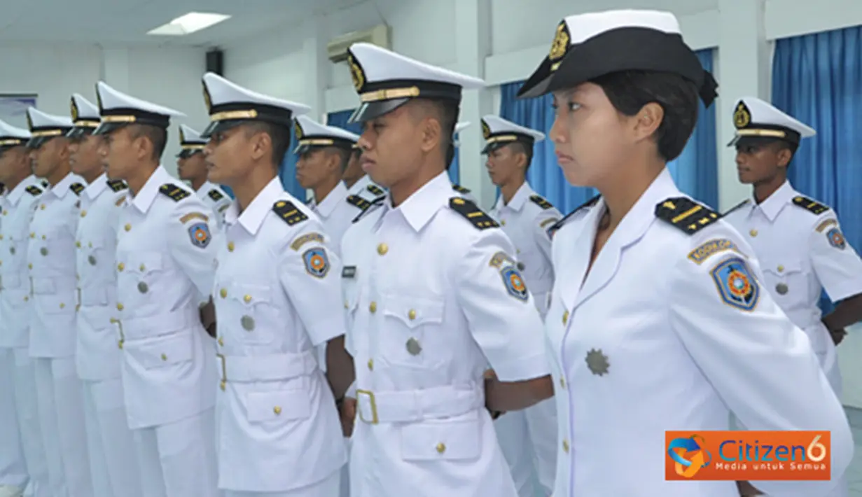 Citizen6, Suarabaya: Dari 41 orang perwira lulusan Dikmapa PK, 36 orang diantaranya adalah perwira laki - laki dan 5 orang sisanya perwira anggota Kowal. (Pengirim: Penkobangdikal).