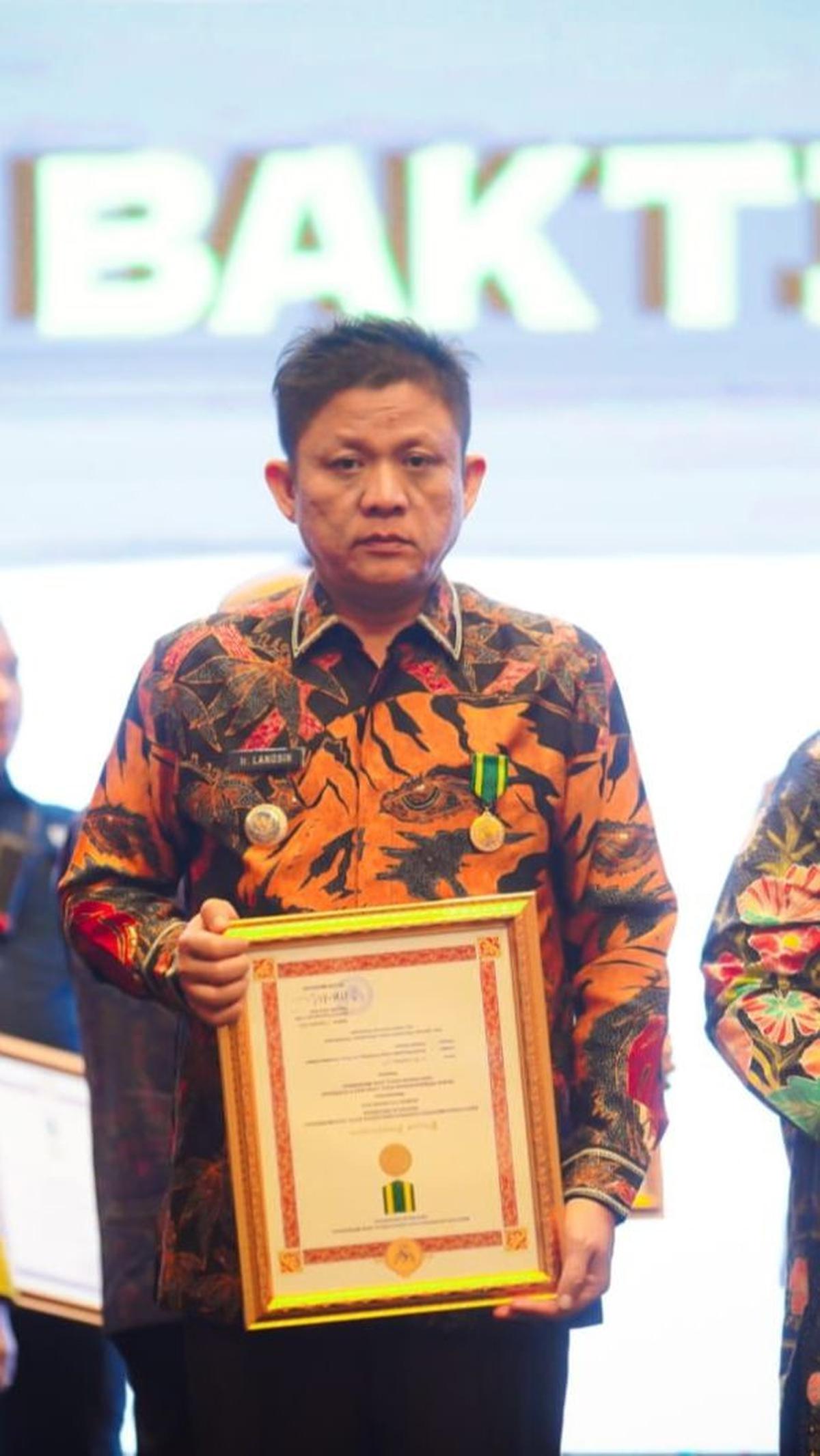 "Saya berterima kasih pada seluruh teman-teman yang selama ini mengabdikan dirinya untuk membangun serta mengembangkan koperasi dan UKM di Kab. OKU Timur," tandasnya.