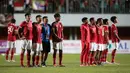 Suasana bertambah haru saat skuat Timnas Indonesia U-16 merayakan kemenangan sambil menyanyikan Lagu Kebangsaan Indonesia Raya di hadapan para suporter tang masih setia berada di dalam stadion. (Bola.com/Bagaskara Lazuardi)