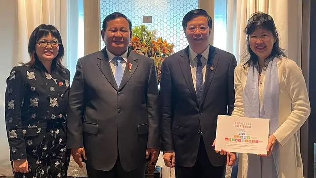 Tampilan Sepatu Unik Wamen Stella Christie Seharga Rp4 Jutaan yang Fashionable Saat Kunjungan ke China