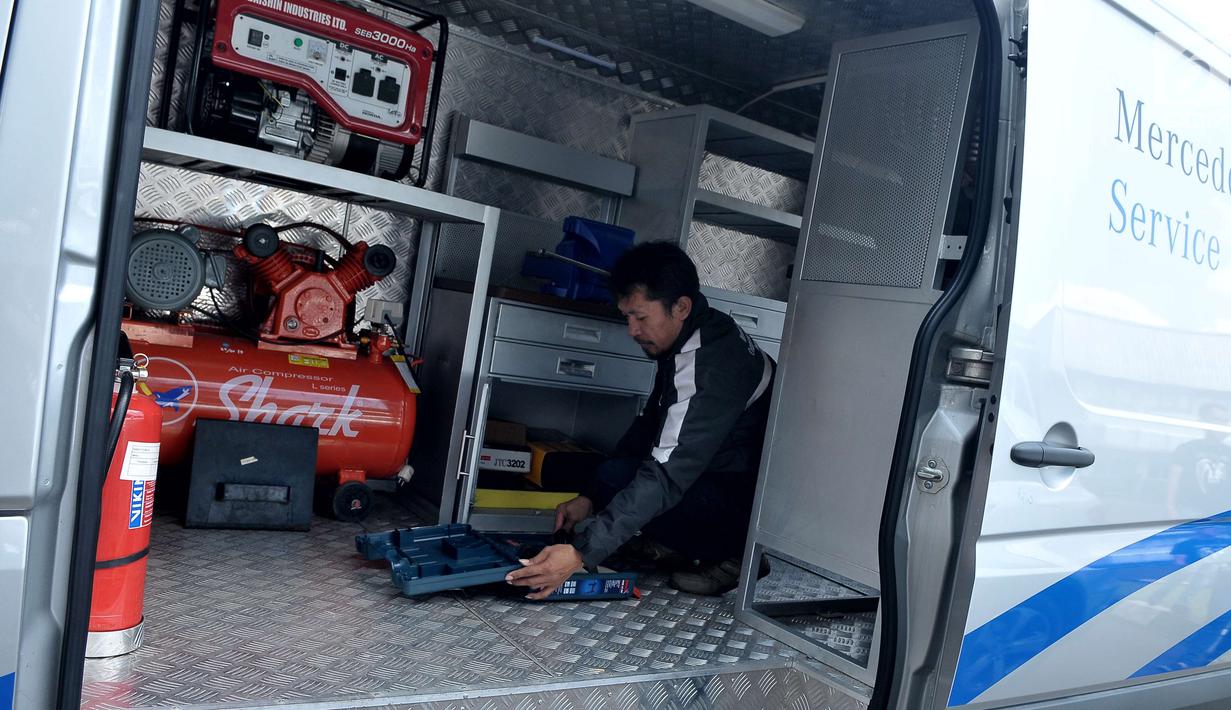 Petugas montir mengecek kesiapan Alat teknisi buat kendaraan Mobil, Jakarta, Jumat (16/6). Lebaran Rescue juga memiliki layanan khusus yang memadukan posko service 24 jam dan bengkel siaga. (Liputan6.com/Helmi Afandi)