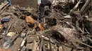 Anjing pelacak K-9 dari Polda Jawa Barat di  kerahkan untuk menyisir reruntuhan bangunan rumah akibat banjir bandang di Kampung Bojong Sudika, Cimacan, Garut, Jumat (23/9). (Liputan6.com/Johan Tallo)
