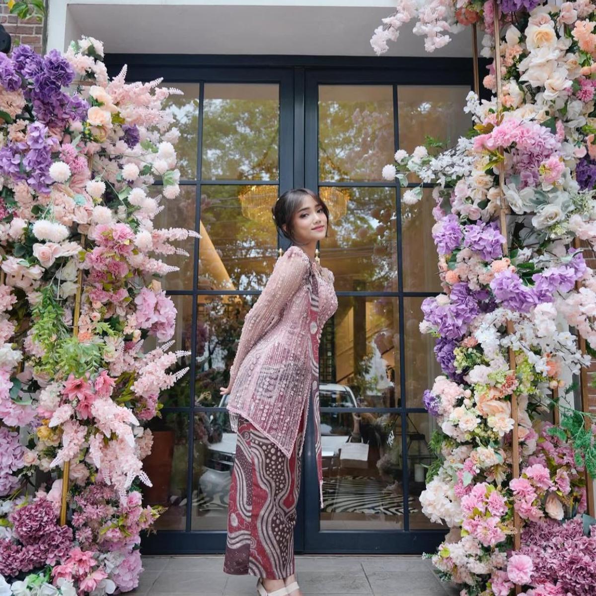 Model Rok Kebaya Modern ala Fuji, Tren Baru yang Wajib Dicoba!