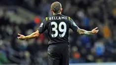 Ekspresi kekecewaan striker Manchester City, Craig Bellamy setelah mendapat kartu merah di laga lanjutan EPL melawan Bolton Wanderers di Reebok Stadium, 12 Desember 2009. City unggul 4-3. AFP PHOTO/Paul Ellis 