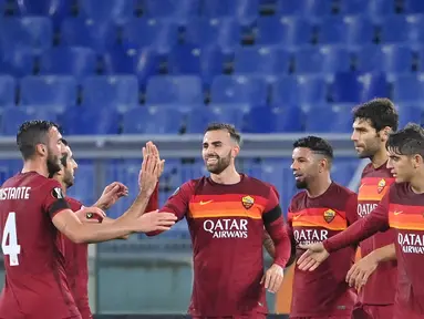 Penyerang AS Roma, Borja Mayoral (tengah) berselebrasi dengan rekan-rekannya usai mencetak gol ke gawang CFR Cluj pada pertandingan grup A Liga Europa di di Stadion Olimpiade di Roma (5/11/2020). AS Roma menang telak 5-0 atas CFR Cluj. (AFP/Alberto Pizzoli)