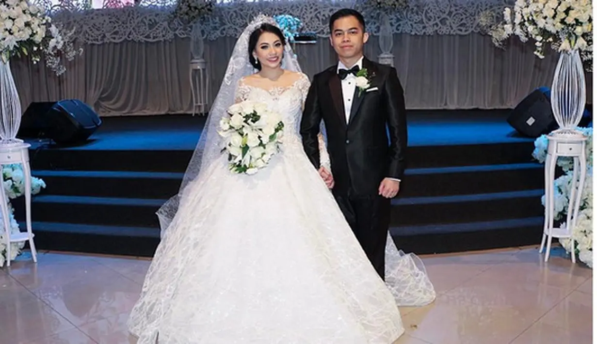 Beruntung pihak hotel bisa menyesuaikan perubahan waktu acara resepsi Kezia Karamoy dan Axcel Narang. Sedangkan undangan yang telah tersebar akan di revisi. Pesta di Jakarta, keduanya menyebar 500 undangan. (Instagram/itskeziakaramoy)