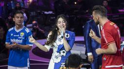 Penyanyi, Via Vallen mengajak pemain Persija Jakarta, Marko Simic dan pemain Persib Bandung, Kim Kurniawan berjoget saat peluncuran Liga 1 2018 di Studio 5 Indosiar, Jakarta, Senin (19/3/2018). (Bola.com/Vitalis Yogi Trisna)