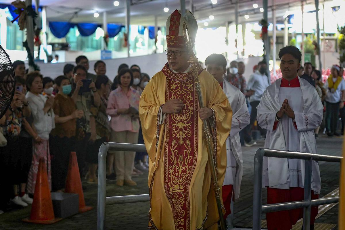 FOTO: Suasana Khidmat Misa Natal 2025 di Gereja Katedral Jakarta Dihadiri Ribuan Umat