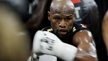 Floyd Mayweather Jr. berlatih di Las Vegas menjelang pertarungan melawan Conor McGregor pada 26 Agustus 2017.  (AP Photo/John Locher)