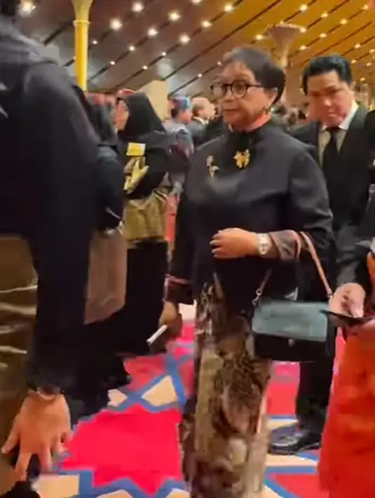Tak tanggung-tanggung, karena kepopulerannya beberapa waktu terakhir, Retno Marsudi masih setia mengenakan kebaya janggan. [Foto: Instagram/retno_marsudi]