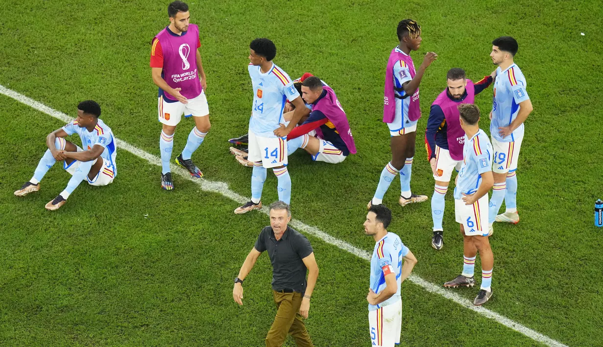 Luis Enrique mengundurkan diri dari kursi pelatih timnas Spanyol. Juru taktik kelahiran 1970 itu memilih mundur usai La Furia Roja kalah adu penalti dengan Maroko di babak 16 besar sehingga tersingkir dari Piala Dunia 2022. (AP/Petr David Josek)