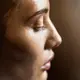 Produksi minyak berlebih di siang hari merupakan hal yang normal. Namun, cara mengatasinya perlu dilakukan dengan tepat agar kulit tetap nyaman dan makeup tidak mudah luntur. (Foto/Dok: Pexels)