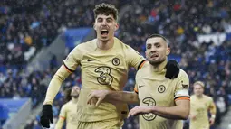 Pemain Chelsea, Mateo Kovacic, bersama Kai Havertz merayakan gol ke gawang Leicester City pada laga pekan ke-27 Premier League di Stadion King Power, Sabtu (11/3/2023). (AP Photo/Rui Vieira)