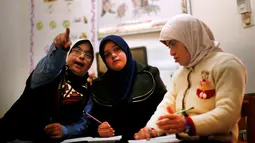 Hiba Al-Sharfa mengajar muridnya yang menderita Down Syndrome di sekolah Asosiasi Hak Hidup di Kota Gaza (21/12). Hiba berhasil mencapai mimpinya dengan menjadi guru pertama pengidap Down Syndrome. (Reuters/Suhaib Salem)