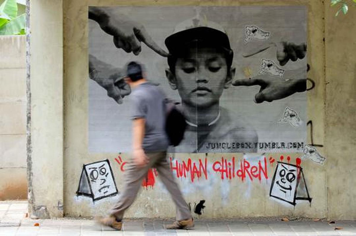 Mural bertema HAM dan anti-korupsi terlukis di dinding Ibu Kota