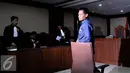  Terdakwa kasus suap perkara hukum yang juga Panitera Pengadilan Negeri Jakarta Utara Rohadi meninggalkan ruangan usai menjalani sidang dengan agenda pembacaan dakwaan di Pengadilan Tipikor, Jakarta, Senin (5/9). (Liputan6.com/Helmi Afandi)