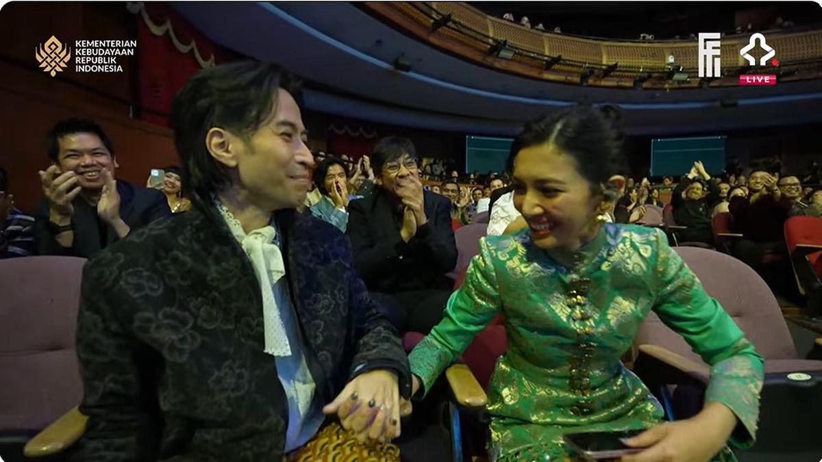 6 Potret Vidi Aldiano Temani Sheila Dara di FFI 2025, Terharu Istri Raih Piala Citra