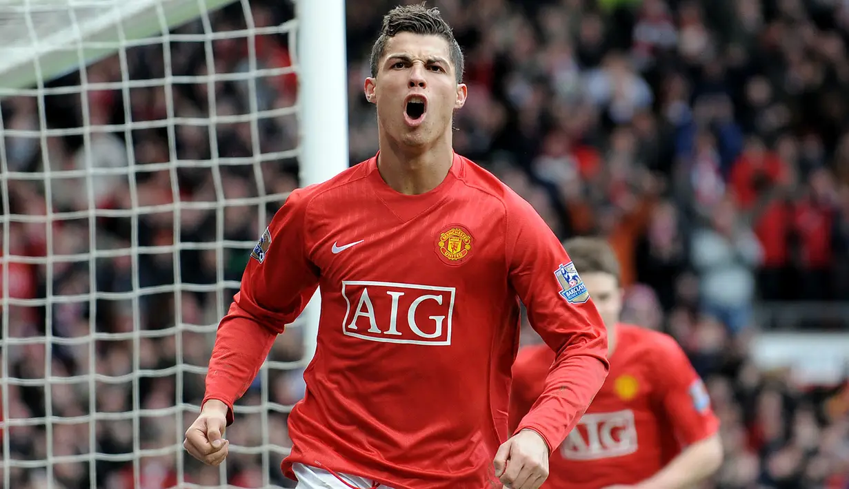 1. Cristiano Ronaldo (Manchester United). Setelah didatangkan dari Sporting Lisbon pada 2003, ia langsung menjadi pilihan utama Sir Alex Ferguson dan pemain kesayangan para fans dalam rentang 2003-2009. Ia berhasil mencetak 84 gol dalam 196 penampilan. (AFP/Andrew Yates)