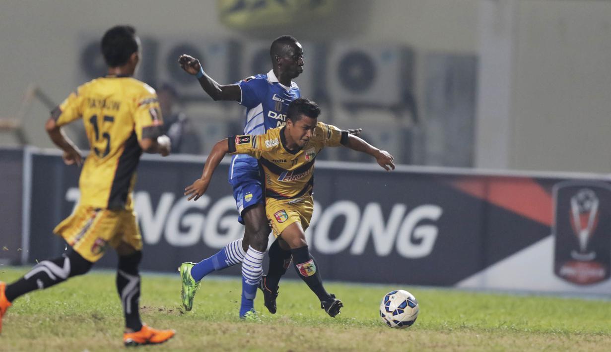 Pemain Mitra Kukar, Defri Rizky  berebut bola dengan pemain Persib, Makan Konate pada leg pertama semi final Piala Presiden di Stadion Aji Imbut, Tenggarong, Minggu (4/10/2015). (Bola.com/Vitalis Yogi Trisna)  