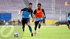 Syahrizal (kiri) berusaha mempertahankan bola dari kejaran Rizki Ramdani Lestaluhu dalam sesi latihan akhir jelang Sea Games 2013 Myanmar (Liputan6.com/Helmi Fithriansyah)