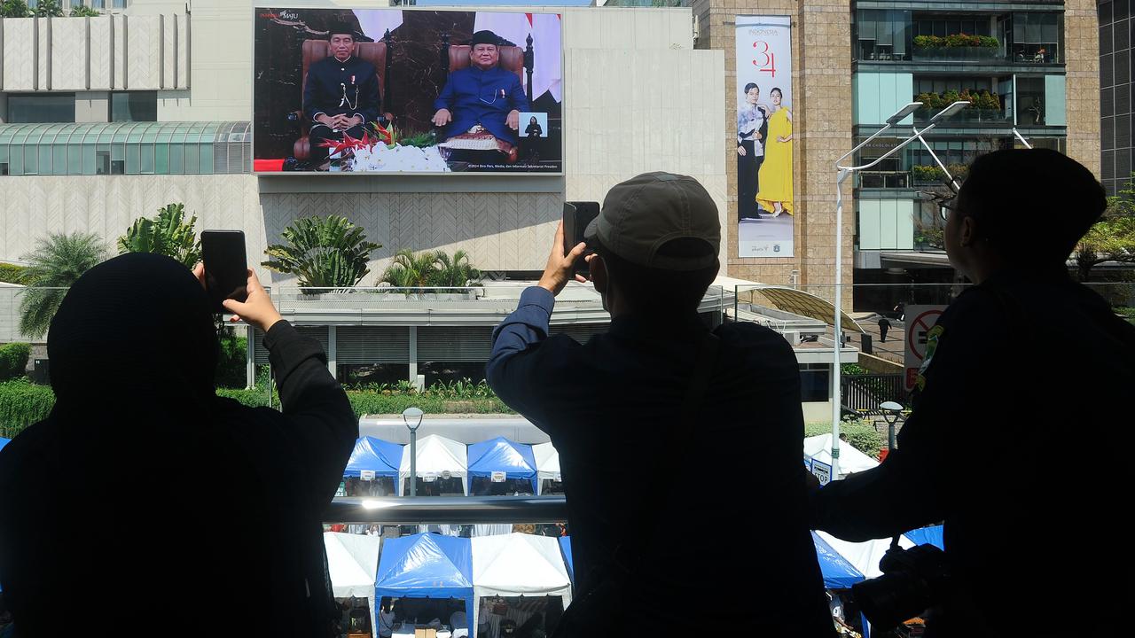 Warga Saksikan Prabowo Ucapkan Sumpah dan Janji sebagai Presiden Lewat Videotron