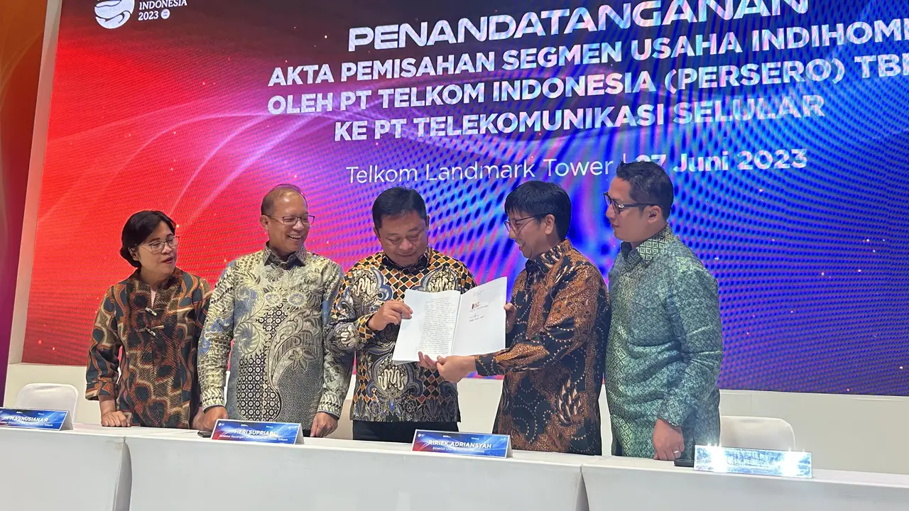 Penandatanganan akta pemisahan segmen usaha Indihome oleh Telkom Indonesia ke Telkomsel, Selasa (27/6/2023). (Foto: Liputan6.com/Elga N)