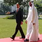 Presiden Joko Widodo (kanan) berbincang dengan Putra Mahkota Abu Dhabi/Wakil Panglima Tertinggi Angkatan Bersenjata Uni Emirat Arab Sheikh Mohamed Bin Zayed Al Nahyan (kiri) saat kunjungan kenegaraan di Istana Bogor, Jawa Barat, Kamis (24/7/2019). (Willy Kurniawan/Pool Photo via AP)