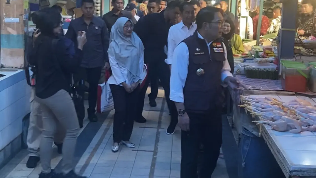 Presiden Joko Widodo (Jokowi) didampingi Gubernur Jawa Barat (Jabar) Ridwan Kamil saat meninjau Pasar Cihapit Bandung.