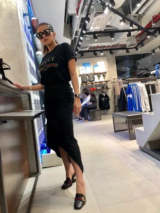 Sama seperti masyarakat umum lainnya, di keseharian Olla pun kerap tampil santai. T-shirt hitam yang dipadukannya dengan rok berwarna senada ini membuat Olla Ramlan terlihat ramping dan memesona. (Instagram/ollaramlanaufar)