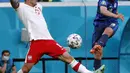 Gelandang Slovakia, Lukas Haraslin menembak bola dari kawalan pemain Polandia, Karol Linetty pada pertandingan grup E Euro 2020 di stadion Saint Petersburg, Rusia (14/6/2021).  Kemenangan ini, membuat Slovakia memimpin klasemen Grup E Euro 2020. (Anton Vaganov/Pool via AP)