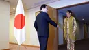 Pikotaro disambut oleh Menteri Luar Negeri Fumio Khisida (kanan) di Kementrian, Tokyo, Rabu (12/7). Pikotaro akan tampil di PBB dengan versi baru PPAP dalam mengkampanyekan pembangunan berkelanjutan atau SDG. (AP/Eugene Hoshiko)