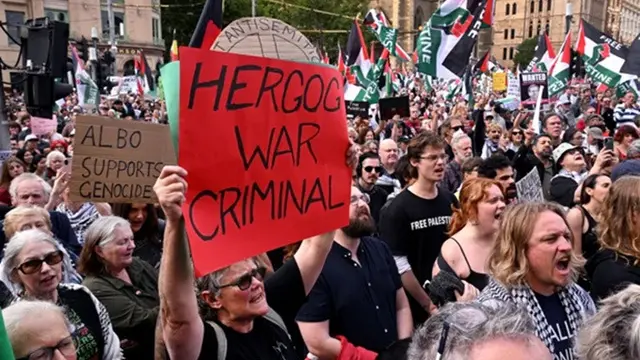 Para pendukung Palestina mengikuti aksi unjuk rasa menentang kunjungan kenegaraan Presiden Israel Isaac Herzog di Melbourne, Australia, pada 9 Februari 2026.