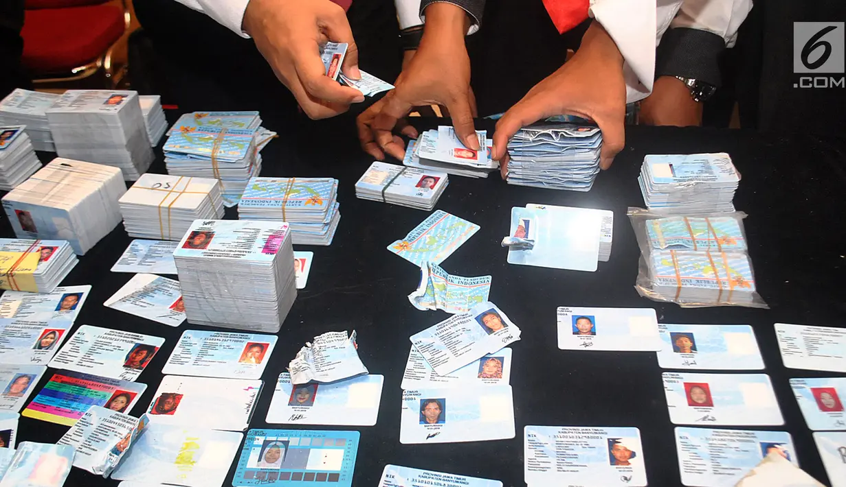 Petugas merapihkan E-KTP di Mapolres Bogor, Cibinong (28/4). Saat ini E-KTP yang tercecer sebanyak satu dus dan seperempat karung  dijadikan barang bukti kepolisian Resort Bogor. (Merdeka.com/Arie Basuki)