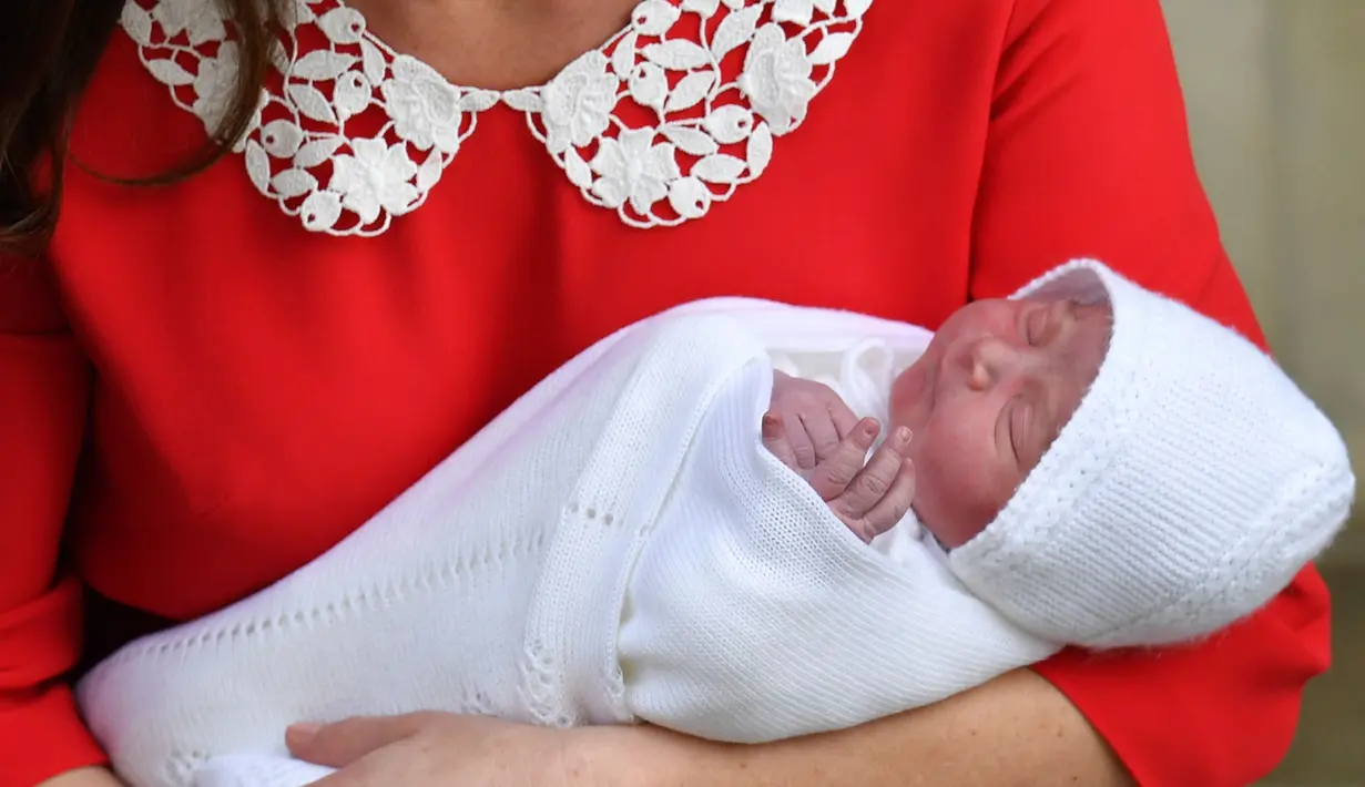 Pangeran William dan Kate Middleton memperlihatkan wajah bayi ketiga mereka ketika akan meninggalkan Rumah Sakit St Mary's di Paddington, London, Senin (23/4). Kate pulang ke Istana kurang dari 7 jam setelah proses lahiran. (John Stillwell/Pool via AP)