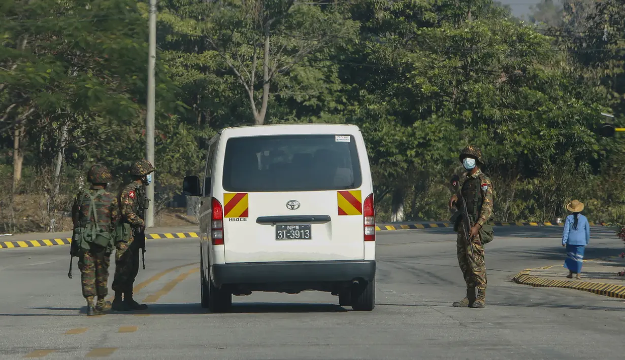 Tentara Myanmar berjaga-jaga di jalan di Naypyitaw, Myanmar, Selasa (2/2/2021). Ratusan anggota Parlemen Myanmar tetap dikurung di perumahan pemerintah pada Selasa, sehari setelah militer melancarkan kudeta. (AP Photo)
