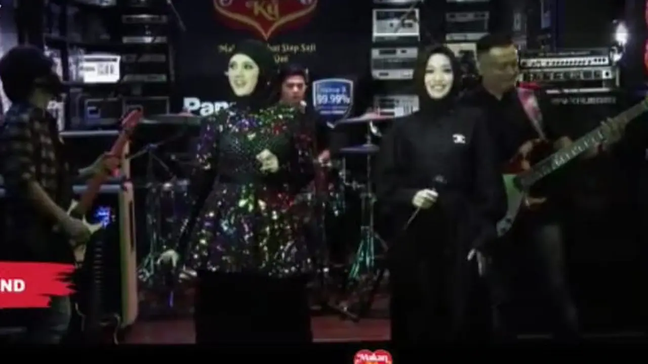 Nisaku saat duet bersama Mulan Jameela
