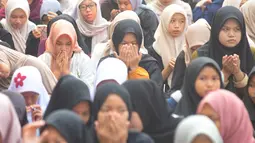 Kegiatan doa bersama ini dalam rangka memperingati Hari Santri Nasional yang jatuh setiap tanggal 22 Oktober. (merdeka.com/Arie Basuki)