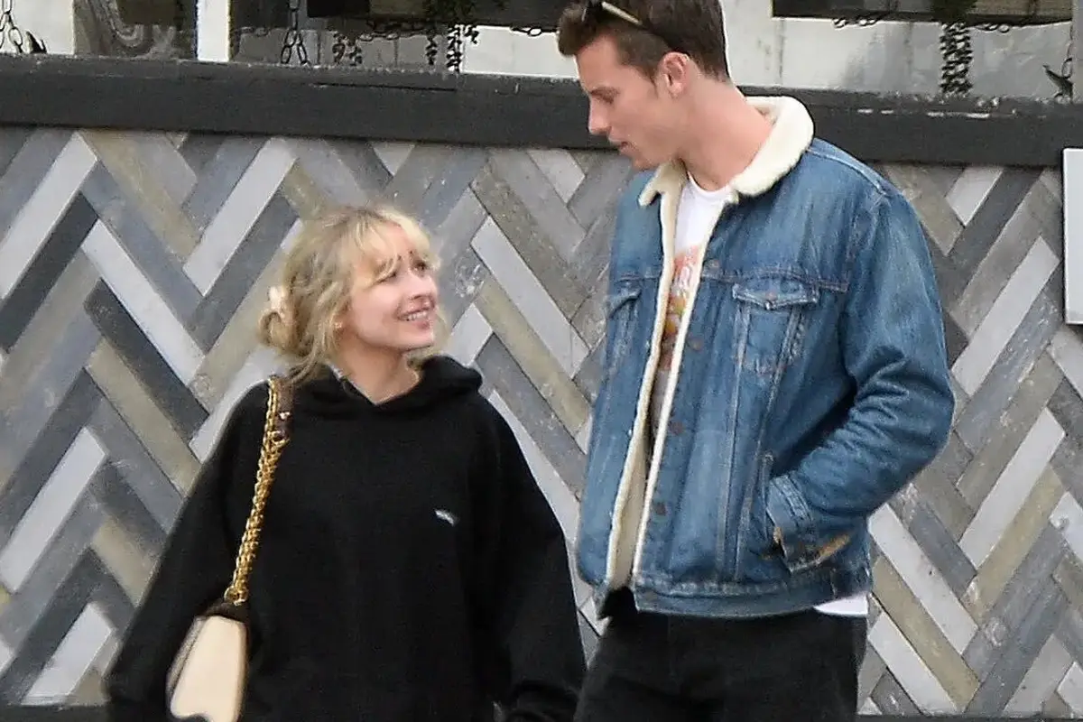 Gaya Serasi Shawn Mendes dan Sabrina Carpenter saat Kepergok Jalan Bareng, Fix Pacaran?
